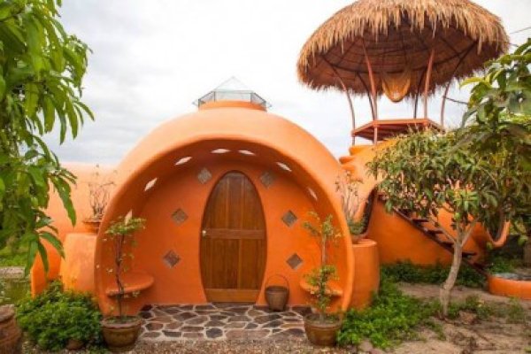 Casa de poveste construită cu 8.000 de dolari în şase săptămâni - Vezi galerie foto